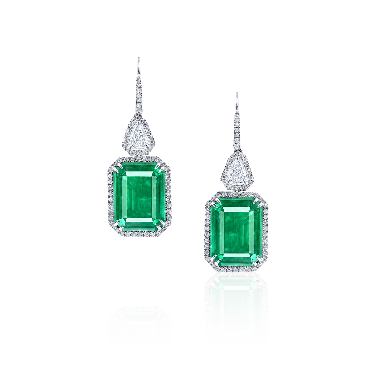 23.05克拉 尚比亞艷彩祖母綠鑽石耳環 
Pair of Vivid Green Emerald from Zambia 
and Diamond Pendant Earrings