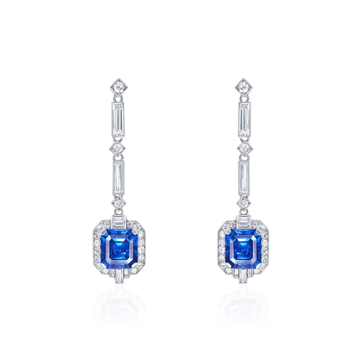 喀什米爾天然無燒藍寶鑽石耳環(4.52 克拉,3.39 克拉)
An Exceptional Pair of Kashmir Blue Sapphire 
and Diamond Pendant 