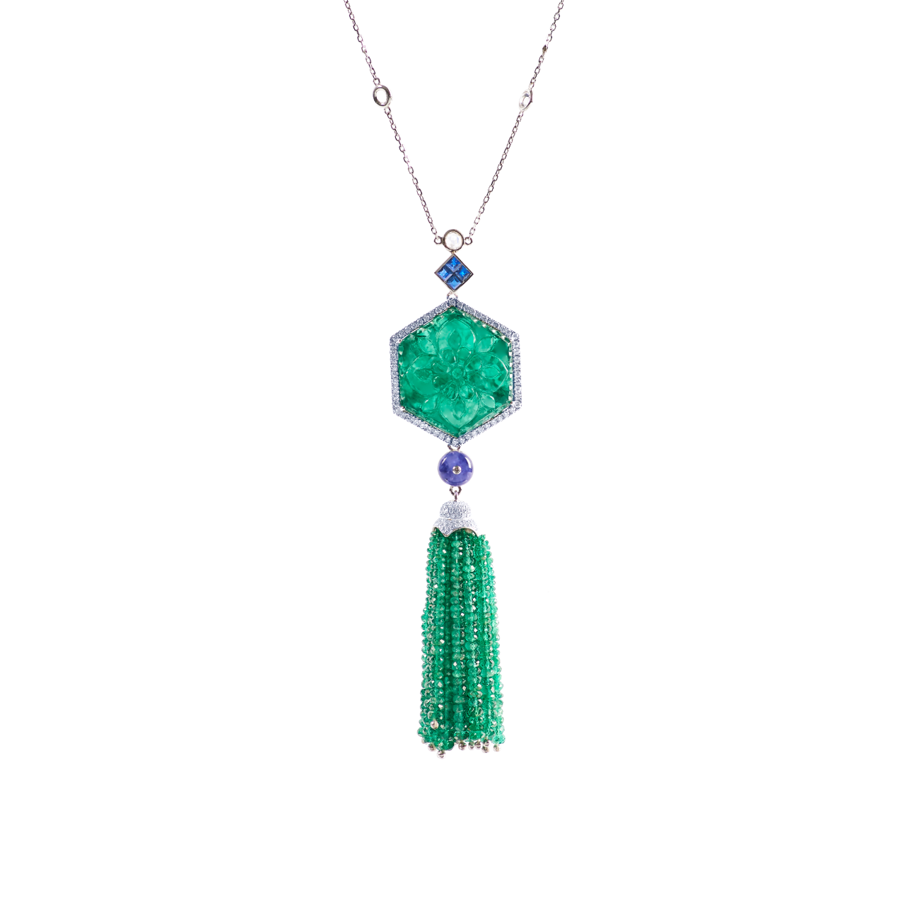 尚比亞雕刻祖母綠與藍寶墜鍊 95.63克拉
Zambia Carved Emerald、
Sapphire And Diamond Pendant
Necklace