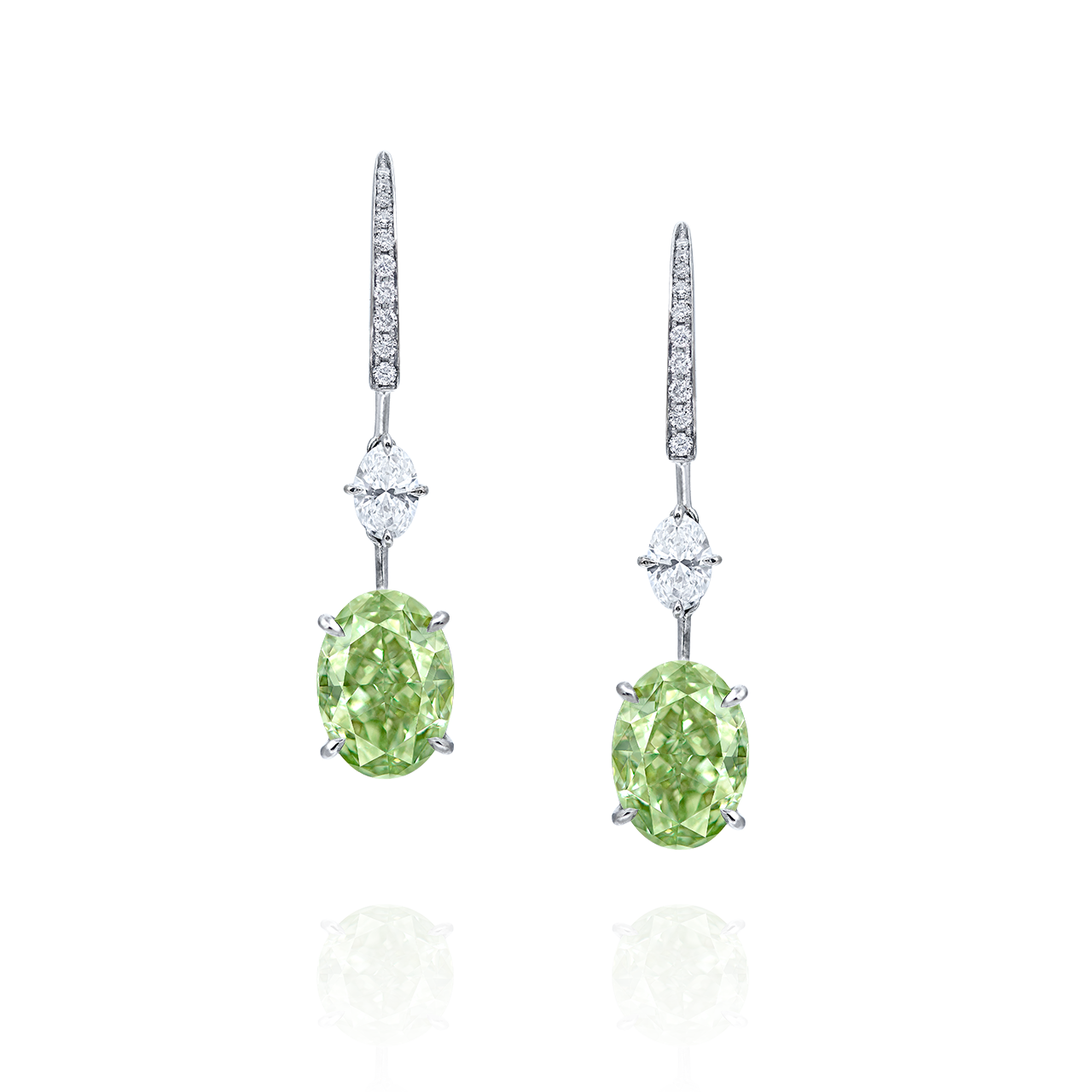 GIA 黃綠彩鑽鑽石耳環 2.05克拉, 2.29 克拉
Pair of Fancy Yellowish Green 
Colored Diamond Earrings