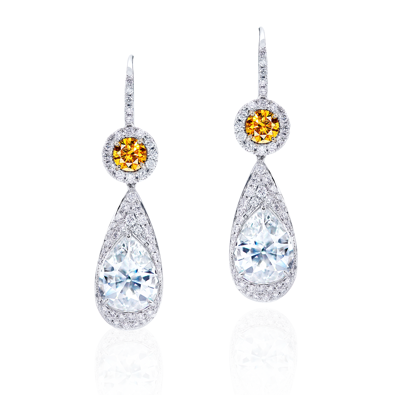 GIA 3.00克拉 白鑽耳環
Pair of Pear-shaped Diamond Earrings